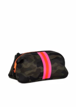 Haute Shore Accessories Kyle Toiletry Bag (Showoff)