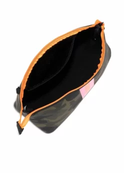 Haute Shore Accessories Kyle Toiletry Bag (Showoff)