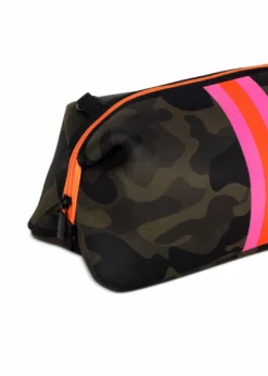 Haute Shore Accessories Kyle Toiletry Bag (Showoff)